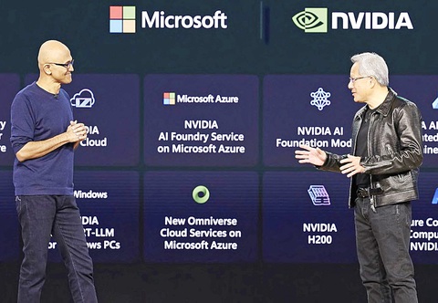 CEO Microsoft Satya Nadella (trái) và CEO Nvidia Jensen Huang tại một sự kiện của Microsoft vào tháng 11-2023 - Ảnh: MICROSOFT CEO Microsoft Satya Nadella (trái) và CEO Nvidia Jensen Huang tại một sự kiện của Microsoft vào tháng 11-2023 - Ảnh: MICROSOFT