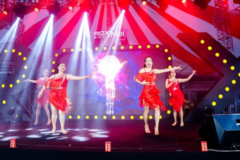Văn hóa kết nối người lao động đa thế hệ- Ảnh 2. Tiết mục của CLB ROXydance ra đời từ phong trào rèn luyện sức khỏe trong tập đoàn biểu diễn tiết mục mở màn
