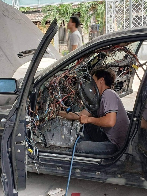 Ảnh vui 7-6: Anh thợ sửa ô tô bảo 'làm điện cũng dễ thôi'- Ảnh 1. Rắc rối quá thì nhét đại đâu cho gọn.
