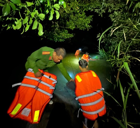 Giải cứu 5 nam nữ thanh niên đi tắm bị mắc kẹt giữa sông Đồng Nai do thủy điện xả nước- Ảnh 1. Giải cứu nhóm thanh niên bị mắc kẹt trên sông Đồng Nai trong đêm - Ảnh: Công an cung cấp