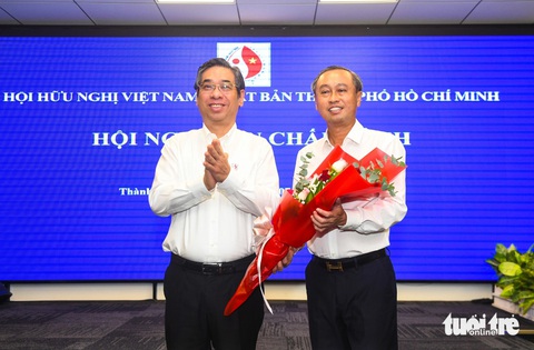 Ông Huỳnh Thanh Nhân làm chủ tịch Hội Hữu nghị Việt - Nhật TP.HCM- Ảnh 1. Ông Nguyễn Phước Lộc, phó bí thư Thành ủy TP.HCM (bên trái) - tặng hoa cho ông Huỳnh Thanh Nhân, chủ tịch Hội Hữu nghị Việt Nam - Nhật Bản TP.HCM nhiệm kỳ 2023-2028 - Ảnh: QUANG ĐỊNH