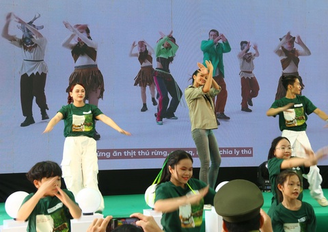Hoa hậu H'Hen Niê nhảy và hát kêu gọi ngừng ăn thịt thú rừng- Ảnh 3. Hoa hậu H'Hen Niê nhảy và hát bài hát Ngừng ăn thịt thú rừng, để kêu gọi người dân xứ Huế chung tay bảo vệ động vật hoang dã - Ảnh: NHẬT LINH