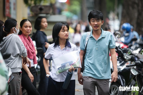 'Dù đề khó hay dễ, dù con khóc hay cười, ba mẹ vẫn ở đây'- Ảnh 1. Trong hai ngày thi 6 và 7-6, nhiều phụ huynh đã sắp xếp công việc để có thể xuyên suốt đồng hành cùng các con.