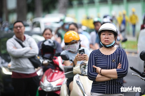 'Dù đề khó hay dễ, dù con khóc hay cười, ba mẹ vẫn ở đây'- Ảnh 3. Các con đã vào trong điểm thi, nhưng nhiều phụ huynh vẫn nán lại chờ cánh cửa phòng thi khép lại.