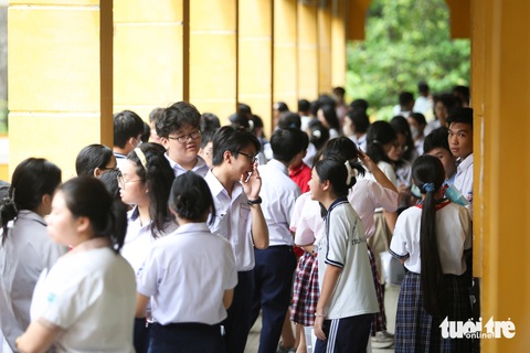 'Dù đề khó hay dễ, dù con khóc hay cười, ba mẹ vẫn ở đây'- Ảnh 4. Trước giờ thi môn toán, cũng là môn cuối cùng của các thí sinh thi vào lớp 10 thường, nhiều thí sinh tỏ ra thoải mái, nhưng cũng không ít em lo âu