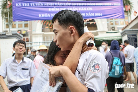 'Dù đề khó hay dễ, dù con khóc hay cười, ba mẹ vẫn ở đây'- Ảnh 11. Đón con ở cổng trường, mẹ của Minh Vũ bật khóc khi con trai báo