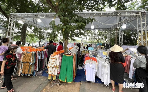 Nhìn hồ Gươm để làm phố đi bộ hồ Xuân Hương Đà Lạt- Ảnh 3. Không gian mua bán trong phố đi bộ hồ Gươm đã bị dẹp vào tháng 11-2023 - Ảnh: HỮU VIỆT