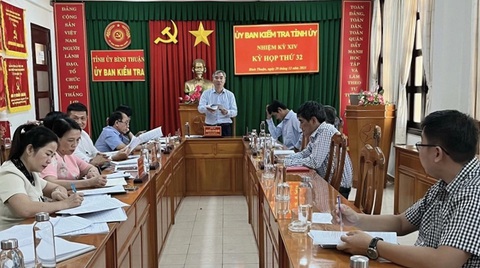 Bình Thuận chuyển hồ sơ nhiều gói thầu liên quan Công ty AIC sang cơ quan điều tra- Ảnh 1. Ủy ban Kiểm tra Tỉnh ủy Bình Thuận họp kỳ thứ 32, trong đó xem xét kết luận kiểm tra khi có dấu hiệu vi phạm liên quan các dự án/gói thầu của Công ty cổ phần Tiến Bộ Quốc Tế (AIC), các doanh nghiệp thuộc 'hệ sinh thái' - Ảnh: UBKT Tỉnh ủy Bình Thuận
