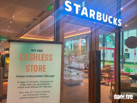 Một chuỗi cà phê từ chối thanh toán tiền mặt- Ảnh 1. Starbucks - một thương hiệu đồ uống nổi tiếng đã có quyết định táo bạo khi không chấp nhận thanh toán tiền mặt tại nhiều điểm bán - Ảnh: NHẬT XUÂN