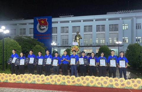 Khai mạc Liên hoan bí thư chi đoàn giỏi toàn thành lần 7- Ảnh 2. Anh Trương Minh Tước Nguyên, phó bí thư Thành Đoàn TP.HCM, trao quà và chứng nhận cho các đại biểu - Ảnh: BÌNH MINH