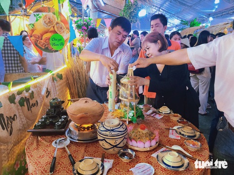 Bún mắm, bánh da lợn, bánh xèo... cùng so kè tại Hội thi ẩm thực sông nước Nam Bộ- Ảnh 1. Các gian hàng tức tốc bày biện, chăm chút món ăn trước giờ G - Ảnh: NHẬT XUÂN