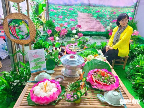 Bún mắm, bánh da lợn, bánh xèo... cùng so kè tại Hội thi ẩm thực sông nước Nam Bộ- Ảnh 2. Gian hàng Tuấn Nga (quận Tân Bình) kết hợp với Trường mầm non 9 (quận Tân Bình) mang hẳn một đầm sen mini tới hội thi - Ảnh: NHẬT XUÂN