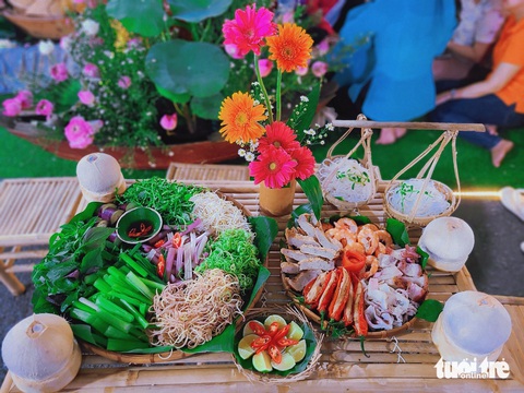 Bún mắm, bánh da lợn, bánh xèo... cùng so kè tại Hội thi ẩm thực sông nước Nam Bộ- Ảnh 4. Lẩu mắm được bài trí vô cùng bắt mắt tại hội thi - Ảnh: NHẬT XUÂN