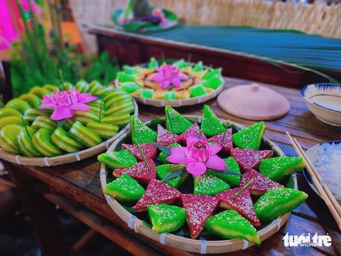 Bún mắm, bánh da lợn, bánh xèo... cùng so kè tại Hội thi ẩm thực sông nước Nam Bộ- Ảnh 5. Thực khách
