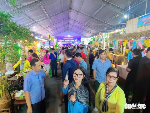 Bún mắm, bánh da lợn, bánh xèo... cùng so kè tại Hội thi ẩm thực sông nước Nam Bộ- Ảnh 7. Hội thi thu hút đông đảo người dân, du khách tới tham quan, nếm thử đặc sản Nam Bộ - Ảnh: NHẬT XUÂN