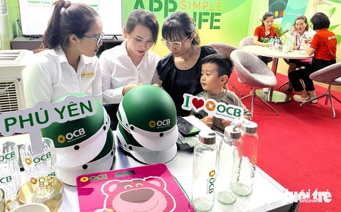 Người dân trải nghiệm dịch vụ thanh toán không dùng tiền mặt - Ảnh: NGUYỄN HOÀNG Người dân trải nghiệm dịch vụ thanh toán không dùng tiền mặt - Ảnh: NGUYỄN HOÀNG
