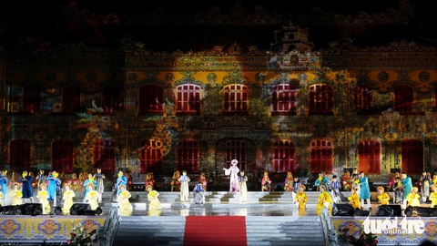 Khai mạc Festival Huế 2024: Kiến Trung rực sáng, tỏa ngát tinh hoa- Ảnh 1. Sân khấu điện Kiến Trung bên trong hoàng cung Huế rực sáng trong lần đầu được chọn diễn ra chương trình nghệ thuật khai mạc Tuần lễ Festival Huế 2024 - Ảnh: NGỌC HIẾU