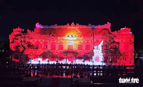 Khai mạc Festival Huế 2024: Kiến Trung rực sáng, tỏa ngát tinh hoa- Ảnh 3. Điện Kiến Trung rực sáng nhờ công nghệ 3D mapping trong đêm khai màn Tuần lễ Festival Huế 2024 - Ảnh: MINH AN
