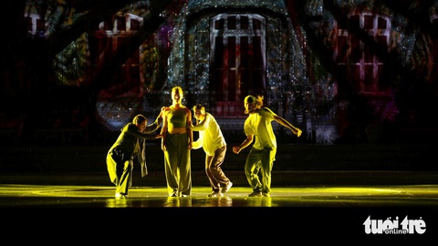 Khai mạc Festival Huế 2024: Kiến Trung rực sáng, tỏa ngát tinh hoa- Ảnh 4. Tiết mục biểu diễn hip hop của các nghệ sĩ Pháp - Ảnh: NGỌC HIẾU