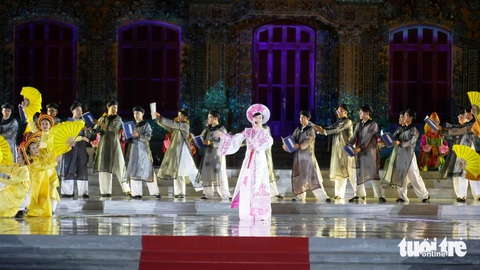 Khai mạc Festival Huế 2024: Kiến Trung rực sáng, tỏa ngát tinh hoa- Ảnh 5. Tiết mục trình diễn Sơn thủy hữu tình - Ảnh: NGỌC HIẾU
