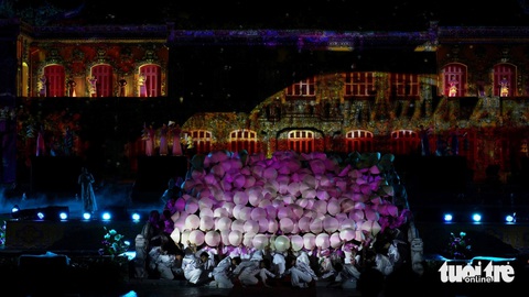 Khai mạc Festival Huế 2024: Kiến Trung rực sáng, tỏa ngát tinh hoa- Ảnh 6. Trình diễn thực cảnh áo dài - Ảnh: NGỌC HIẾU