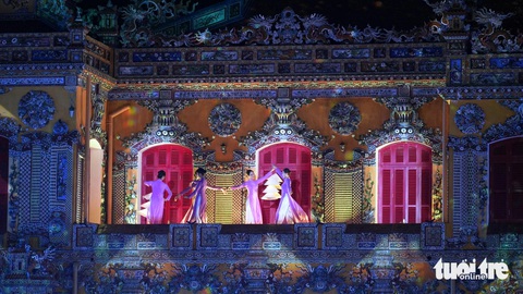 Khai mạc Festival Huế 2024: Kiến Trung rực sáng, tỏa ngát tinh hoa- Ảnh 7. Các nghệ sĩ biểu diễn múa áo dài bên trên điện Kiến Trung - Ảnh: NGỌC HIẾU