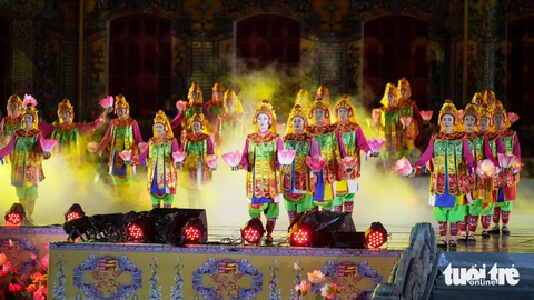 Khai mạc Festival Huế 2024: Kiến Trung rực sáng, tỏa ngát tinh hoa- Ảnh 8. Múa Lục cúng hoa đăng - Ảnh: NGỌC HIẾU