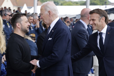 D-Day và bài học từ cuộc đổ bộ Normandy- Ảnh 4. Tổng thống Mỹ Joe Biden bắt tay Tổng thống Ukraine Volodymyr Zelensky trong buổi lễ kỷ niệm quốc tế tại bãi biển Omaha, nhân dịp 80 năm ngày D-Day - Ảnh: AFP