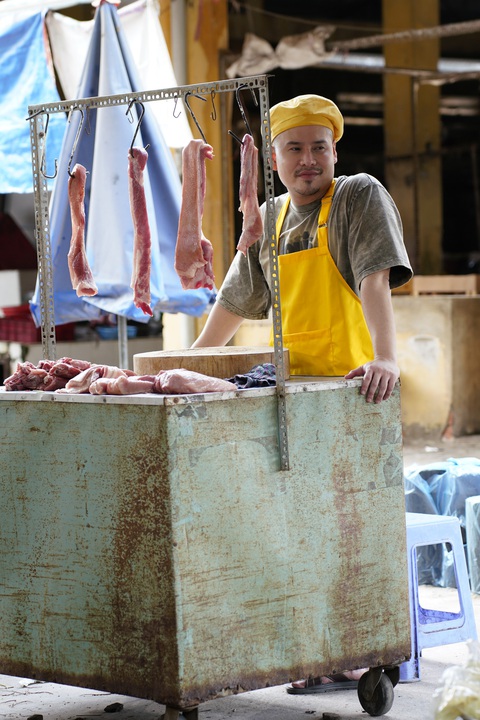 Anh Hồng bán thịt (do Bác sĩ Mập Hồng thủ vai) nhẹ nhàng, mơ mộng về quá khứ học trò để rồi ngẩn ngơ đến mức bị tạt nước cũng không nhận ra Anh Hồng bán thịt (do Bác sĩ Mập Hồng thủ vai) nhẹ nhàng, mơ mộng về quá khứ học trò để rồi ngẩn ngơ đến mức bị tạt nước cũng không nhận ra