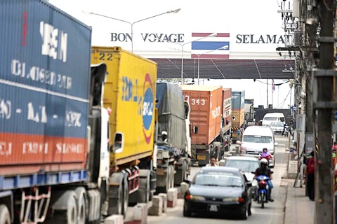 Hàng xe vận tải xếp hàng qua cửa khẩu Thái Lan - Malaysia Sadao ở tỉnh Songkhla, Thái Lan - Ảnh: Bangkok Post Hàng xe vận tải xếp hàng qua cửa khẩu Thái Lan - Malaysia Sadao ở tỉnh Songkhla, Thái Lan - Ảnh: Bangkok Post