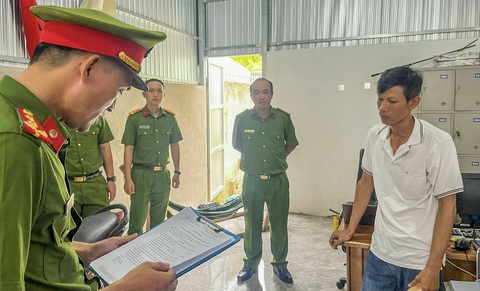 Bắt cán bộ tư pháp xã cấu kết với cơ sở kinh doanh làm giả hợp đồng mua bán cả trăm xe- Ảnh 1. Nguyễn Quốc Nhân bị Cơ quan cảnh sát điều tra tống đạt các quyết định - Ảnh: Công an cung cấp