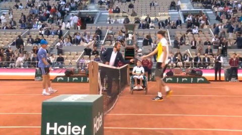 Alexander Zverev bị tố 'chơi bẩn' khi tung đồng xu ở Pháp mở rộng- Ảnh 1. Tay vợt người Đức Alexander Zverev bị tố gian lận khi tung đồng xu - Ảnh: Getty