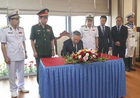 Chủ tịch nước Tô Lâm thăm Quân chủng Hải quân- Ảnh 6. Chủ tịch nước Tô Lâm ghi sổ lưu niệm - Ảnh: HẢI HÀ