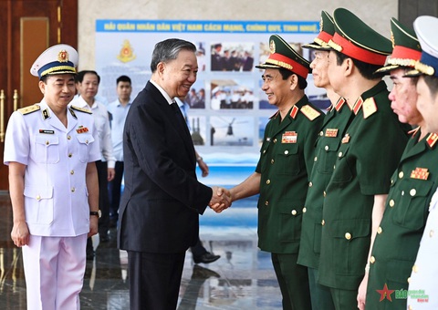 Chủ tịch nước Tô Lâm thăm Quân chủng Hải quân- Ảnh 4. Chủ tịch nước Tô Lâm đến thăm và làm việc tại Quân chủng Hải quân, cùng dự có Đại tướng Phan Văn Giang - Ảnh: QĐND