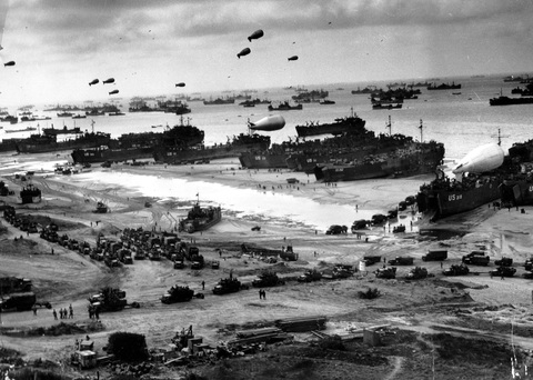 D-Day và bài học từ cuộc đổ bộ Normandy- Ảnh 3. Tàu đổ bộ tại bờ biển Omaha (Pháp) - một trong năm khu đổ bộ của quân Đồng minh - vài ngày sau D-Day - Ảnh: Cục Quản lý hồ sơ và văn khố quốc gia Mỹ