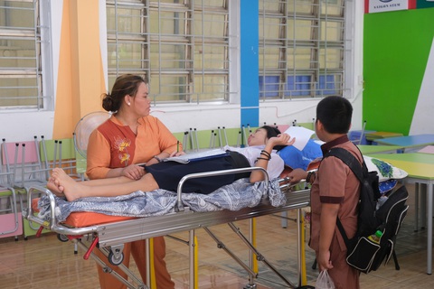 Thí sinh đi thi lớp 10 bằng xe cấp cứu không thể tiếp tục thi, phải nhập viện- Ảnh 1. Thí sinh Nguyễn Thị Yến Nhi tại điểm thi Trường THCS Phan Bội Châu (quận 12) trong ngày thi 6-6 - Ảnh: NGỌC PHƯỢNG