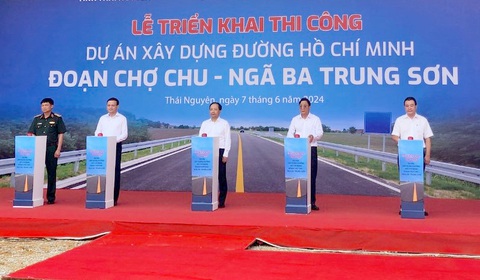 Triển khai thi công đường Hồ Chí Minh đoạn Chợ Chu - ngã ba Trung Sơn- Ảnh 1. Lãnh đạo Bộ Giao thông vận tải và UBND tỉnh Thái Nguyên phát lệnh thi công dự án đường Hồ Chí Minh đoạn Chợ Chu - Ngã ba Trung Sơn - Ảnh: ĐỖ HÙNG