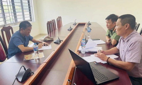 Xử phạt người đăng thông tin xuyên tạc Liên đoàn Bóng đá Việt Nam- Ảnh 1. Công an làm việc với ông Lê Xuân Tiến - Ảnh: Bộ Công an