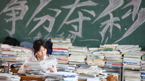 Hơn 13 triệu thí sinh Trung Quốc bước vào kỳ thi đại học 2024- Ảnh 1. Học sinh Trung Quốc tăng cường ôn tập để chuẩn bị cho kỳ thi đại học - Ảnh: GETTY IMAGES