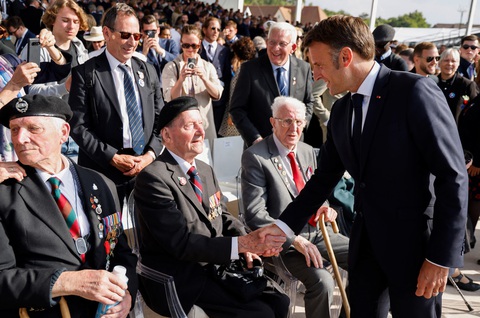 D-Day và bài học từ cuộc đổ bộ Normandy- Ảnh 6. Tổng thống Pháp Emmanuel Macron bắt tay với các cựu chiến binh - những người lưu giữ ký ức cuối cùng về cuộc đổ bộ lớn nhất lịch sử, ngày 6-6 - Ảnh: AFP