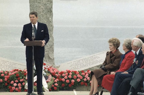 D-Day và bài học từ cuộc đổ bộ Normandy- Ảnh 5. Cựu tổng thống Mỹ Ronald Reagan phát biểu nhân dịp kỷ niệm 40 năm ngày D-Day năm 1984 - Ảnh: WALL STREET JOURNAL