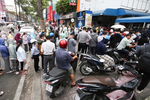 Ngân hàng Nhà nước: 'Không thiếu vàng để bán'- Ảnh 2. Theo Ngân hàng Nhà nước, bên cạnh những người mua thật, có những người xếp hàng thuê để gom vàng - Ảnh: PHƯƠNG QUYÊN