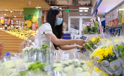 Nhiều hàng hóa giá tốt phục vụ Tết Đoan Ngọ- Ảnh 2. Hoa tươi cùng nhiều thực phẩm được Co.opmart giảm giá dịp Tết Đoan Ngọ - Ảnh: MỘC MIÊN