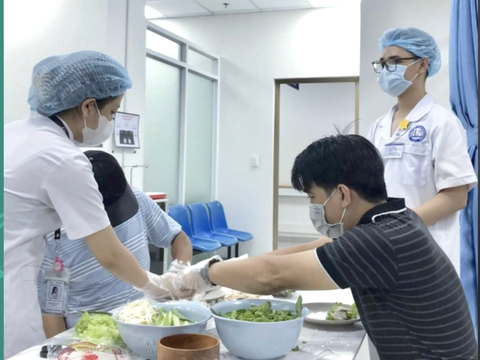 Hàng loạt ngành sức khỏe đã có mã ngành đào tạo thí điểm- Ảnh 1. Sinh viên Trường đại học Y Dược TP.HCM học các nội dung liên quan đến ngành hoạt động trị liệu