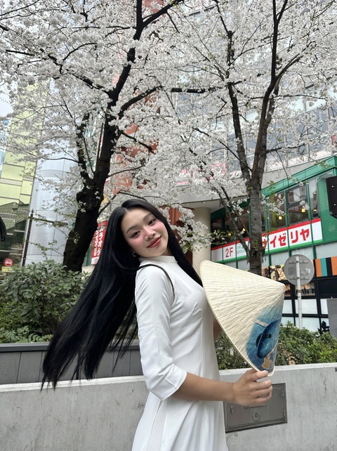 Giana 'phá' hit thanh xuân quốc dân Mùa yêu đầu- Ảnh 2. Giana diện áo dài trắng cùng nón lá trên đường phố Nhật Bản