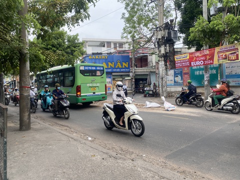 Xà bần đổ đầy đường, dân phải dùng bao cát cảnh báo xe cộ- Ảnh 2. Người dân phải dùng các bao cát chắn ở đầu để cảnh báo xe cộ qua lại - Ảnh: HỒNG ĐIỆP