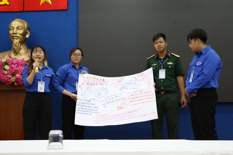 Khai mạc Liên hoan bí thư chi đoàn giỏi toàn thành lần 7- Ảnh 1. Các nhóm thuyết trình trong khuôn khổ Liên hoan bí thư chi đoàn giỏi toàn thành lần 7 - Ảnh: BÌNH MINH