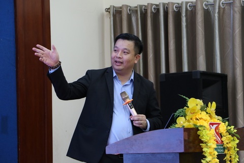 Khai mạc Liên hoan bí thư chi đoàn giỏi toàn thành lần 7- Ảnh 3. Anh Dương Trọng Phúc, phó hiệu trưởng Trường Đoàn Lý Tự Trọng, chia sẻ tại chuyên đề Ứng dụng công nghệ trong hoạt động chi đoàn - Ảnh: BÌNH MINH