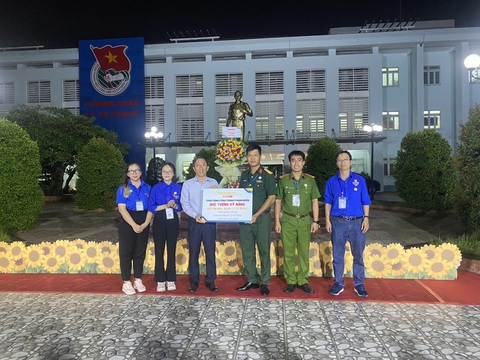 Anh Trương Minh Tước Nguyên, phó bí thư Thành Đoàn TP.HCM trao quà và chứng nhận cho các đại biểu - Ảnh: BÌNH MINH Đại diện các đại biểu trao công trình thanh niên Bức tường kỹ năng cho ông Huỳnh Ngô Tịnh (thứ ba từ trái sang), hiệu trưởng Trường Đoàn Lý Tự Trọng, tại lễ khai mạc Liên hoan bí thư chi đoàn giỏi toàn thành lần thứ 7 - Ảnh: BÌNH MINH