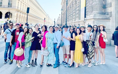 Một đoàn du khách Việt trước Viện bảo tàng Louvre, Pháp - Ảnh: Đình Khôi Một đoàn du khách Việt trước Viện bảo tàng Louvre, Pháp - Ảnh: Đình Khôi